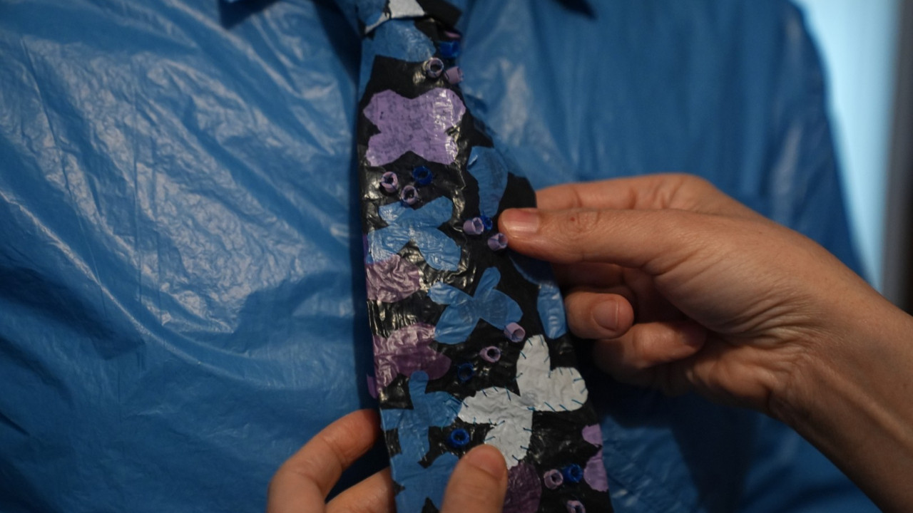 Çöpe atılan plastik atıkları kostüme dönüştürdü