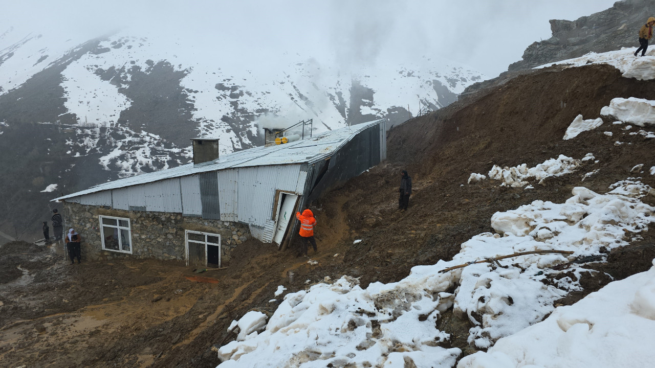 Gece yarısı heyelan kabusu: Çamur eve doldu, aile son anda kurtuldu