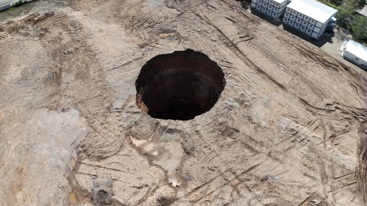 Hatay'da şantiyede 45 metrelik obruk oluştu