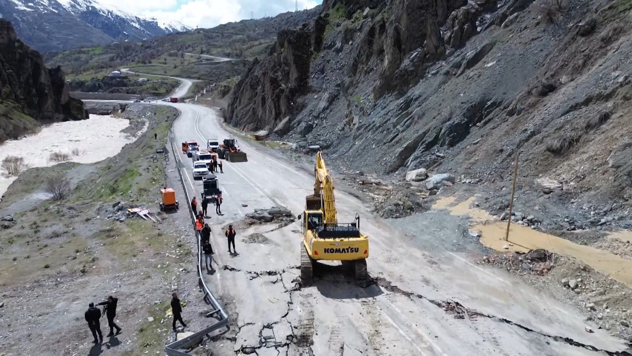 Hakkari-Van karayolunda ulaşım tamamen durdu