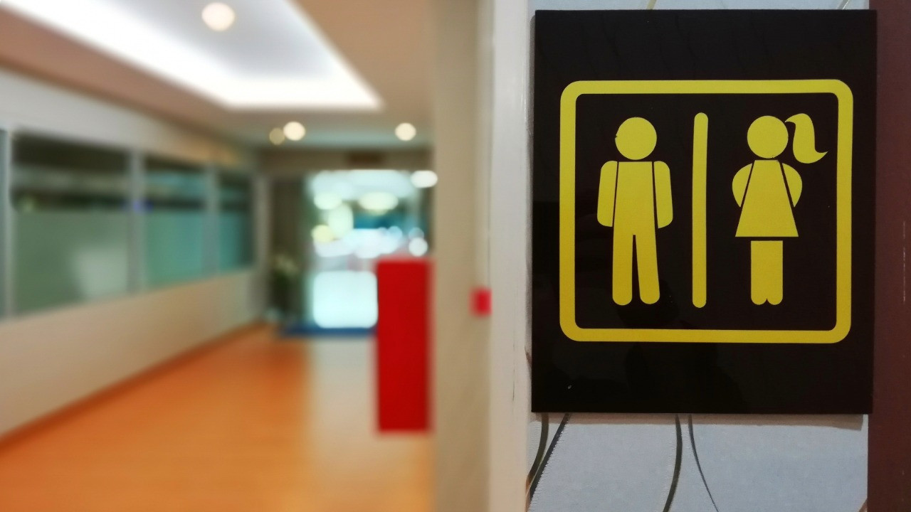 Okulun kızlar tuvaletinde silah ve tehdit notu bulundu