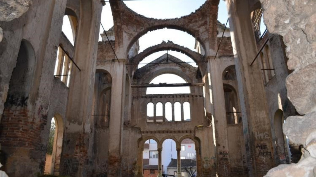 Yangınlardan kurtuldu, zamana yeniliyor: Çürümeye terk edildi