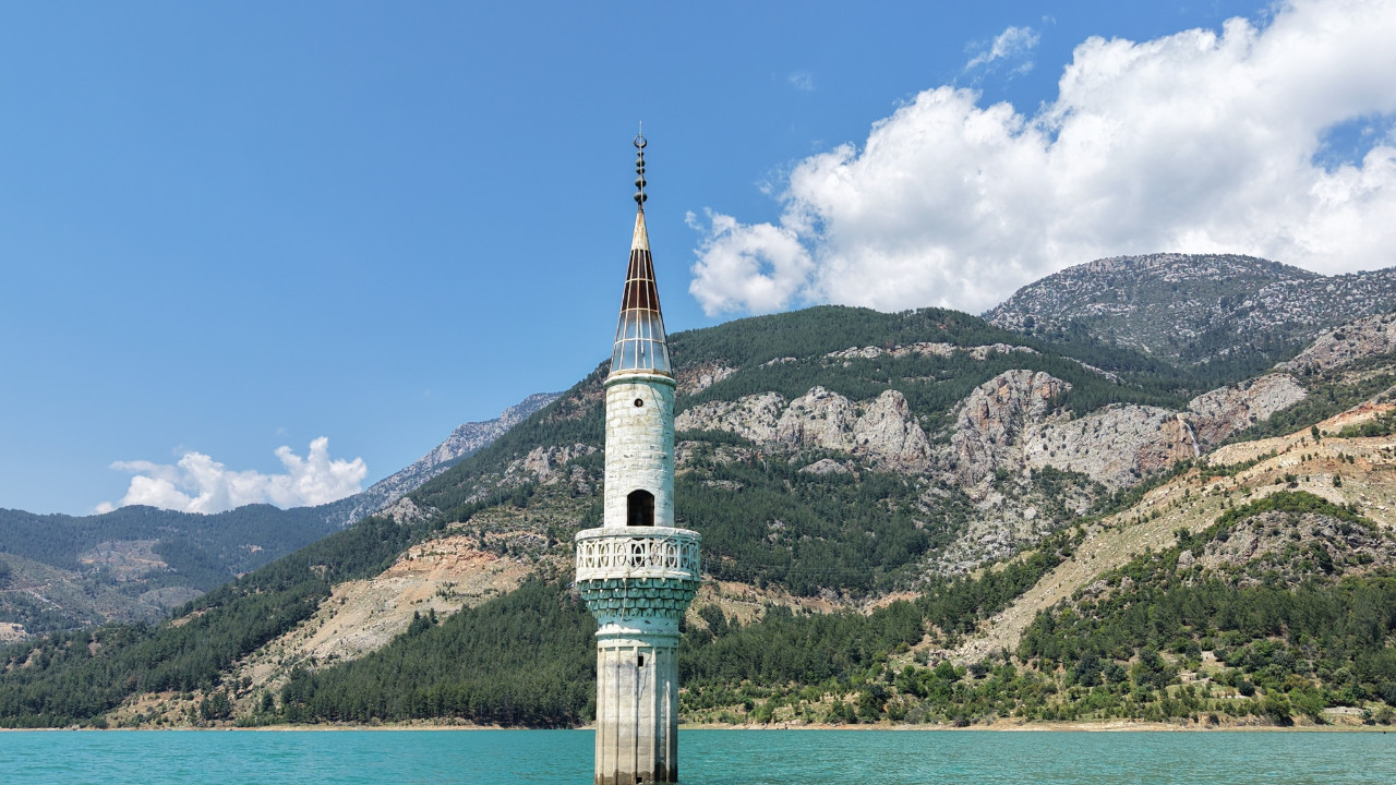 Baraj doldu, mahalle su altında kaldı