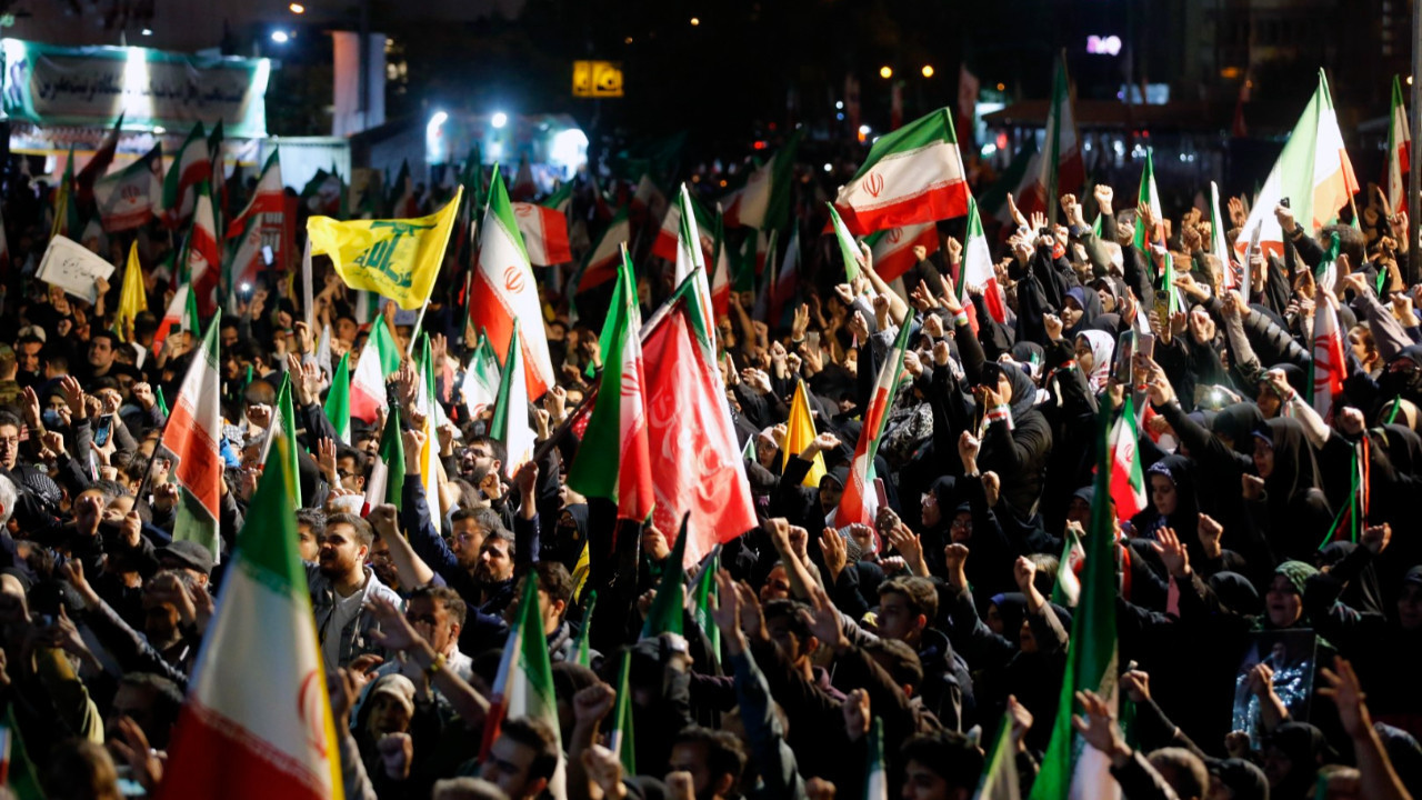 Tahran'da füzelerle gövde gösterisi