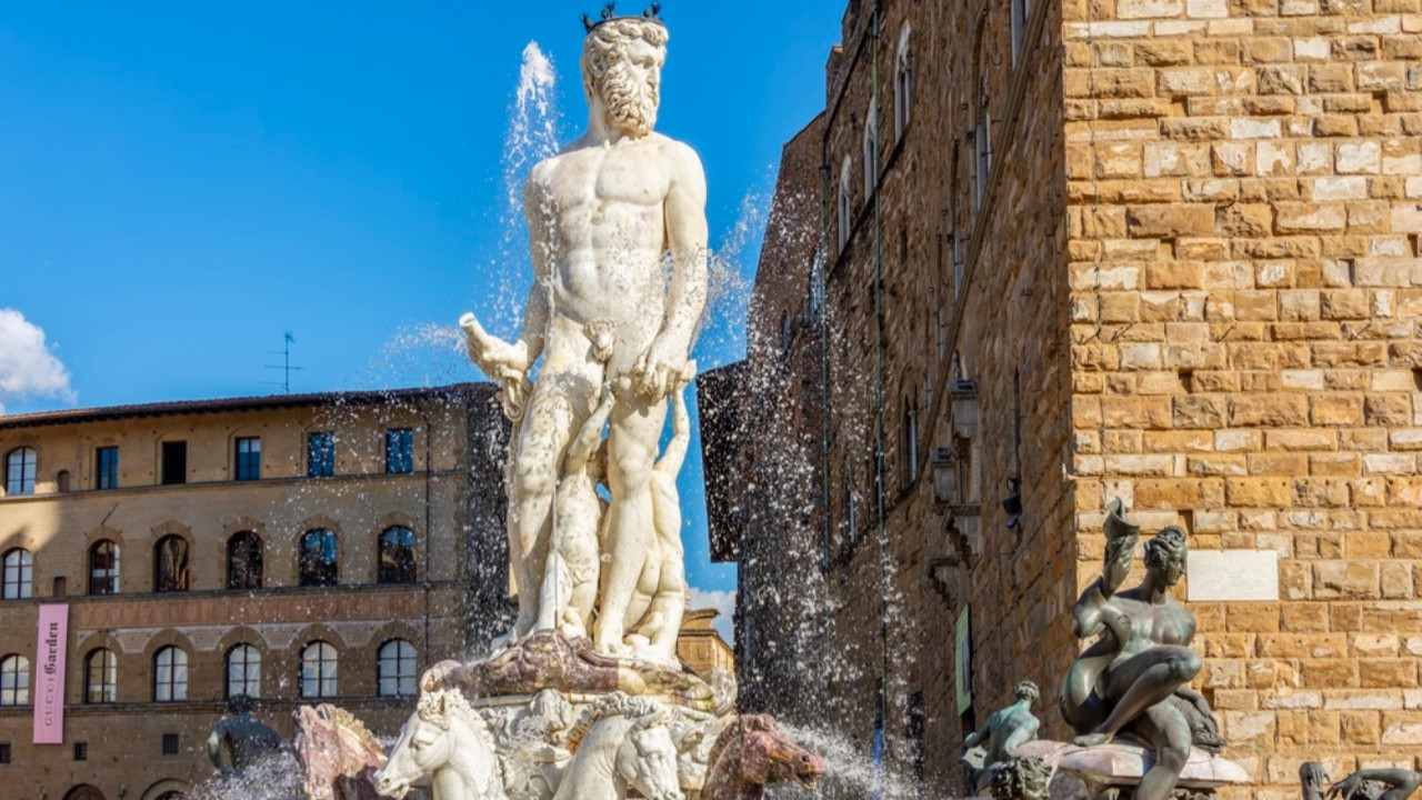 Akılalmaz şaka: 467 yıllık heykele zarar verdi