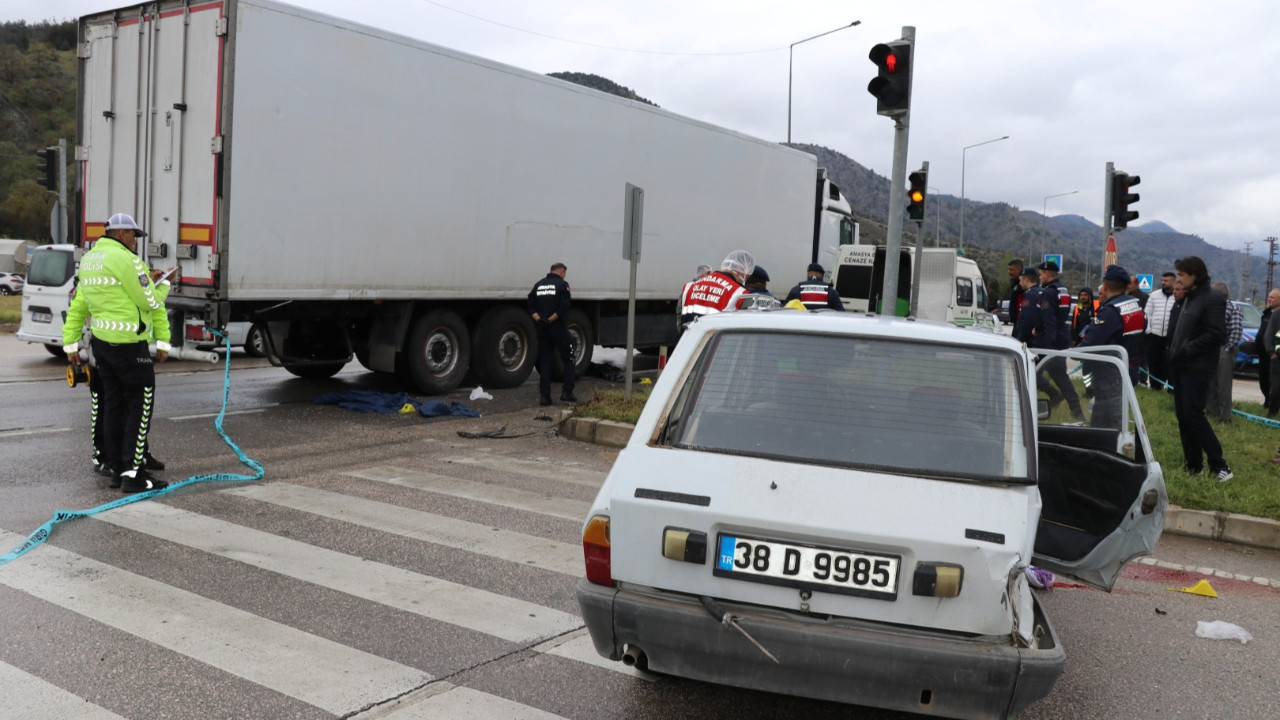 Amasya'da feci kaza: Camdan fırlayan bebek öldü