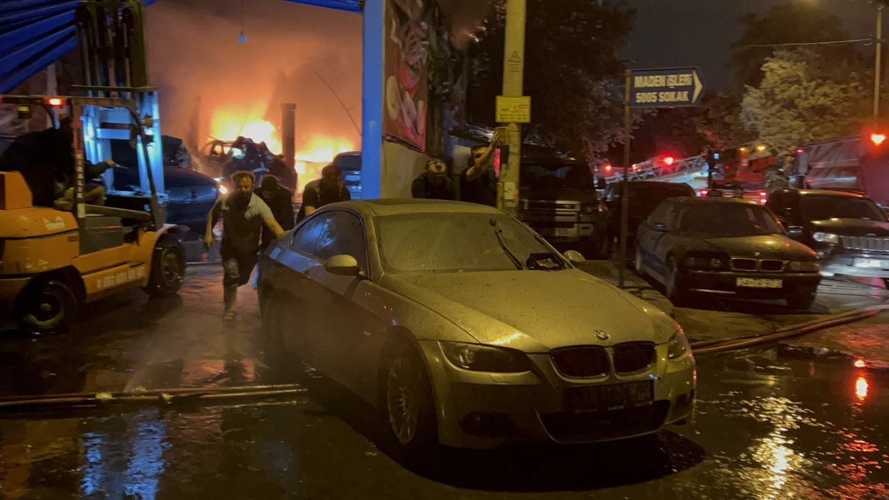 Antalya’da tamirhanede yangın: 5 araç yandı, 15 araç hasar gördü