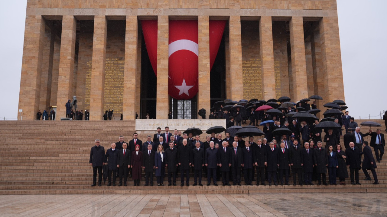 Devlet erkanı Ata'nın huzurunda