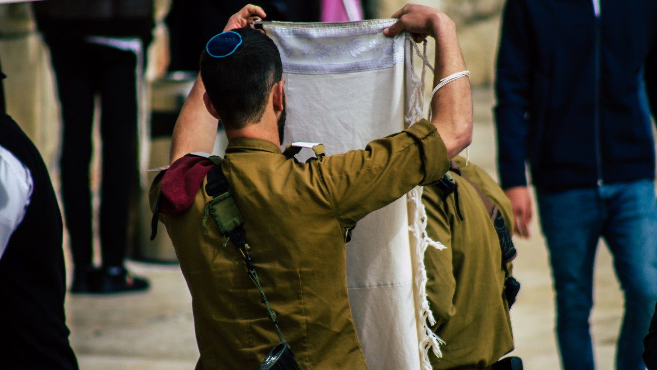 İsrail ordusu, evleri yağmalıyor