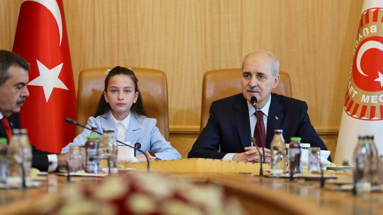 Meclis başkanlığı koltuğuna oturan çocuğun gündemi okul saldırıları oldu