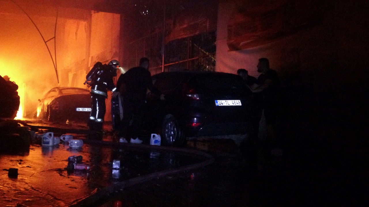 Oto tamir sitesinde yangın: Araçları çıkarmak için seferber oldular