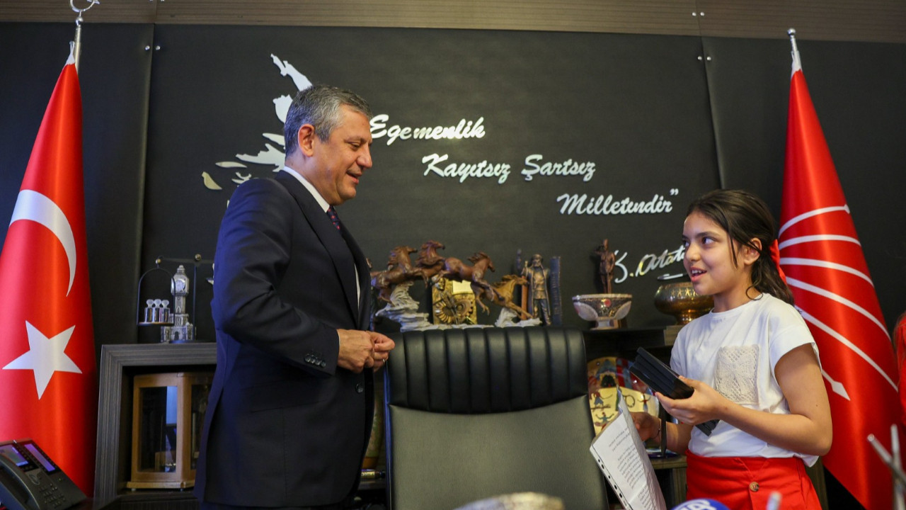 Özel, koltuğunu Elisa'ya devretti