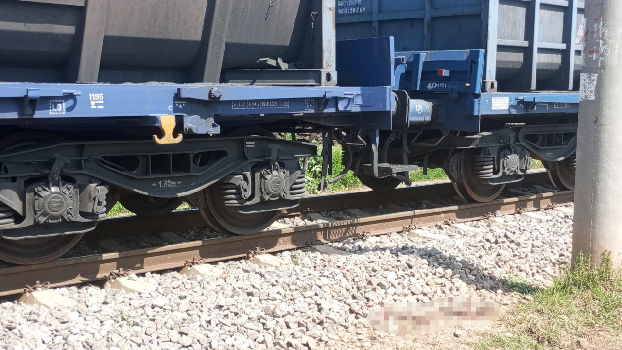 Raylardan geçmek isterken tren çarptı