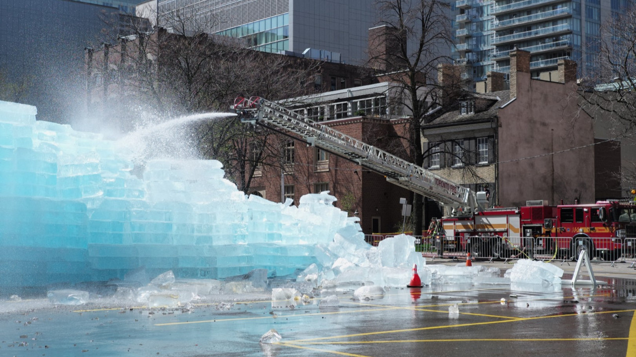 Ünlü yıldızın yeni albüm tanıtımında büyük kaos: İtfaiye müdahale etti