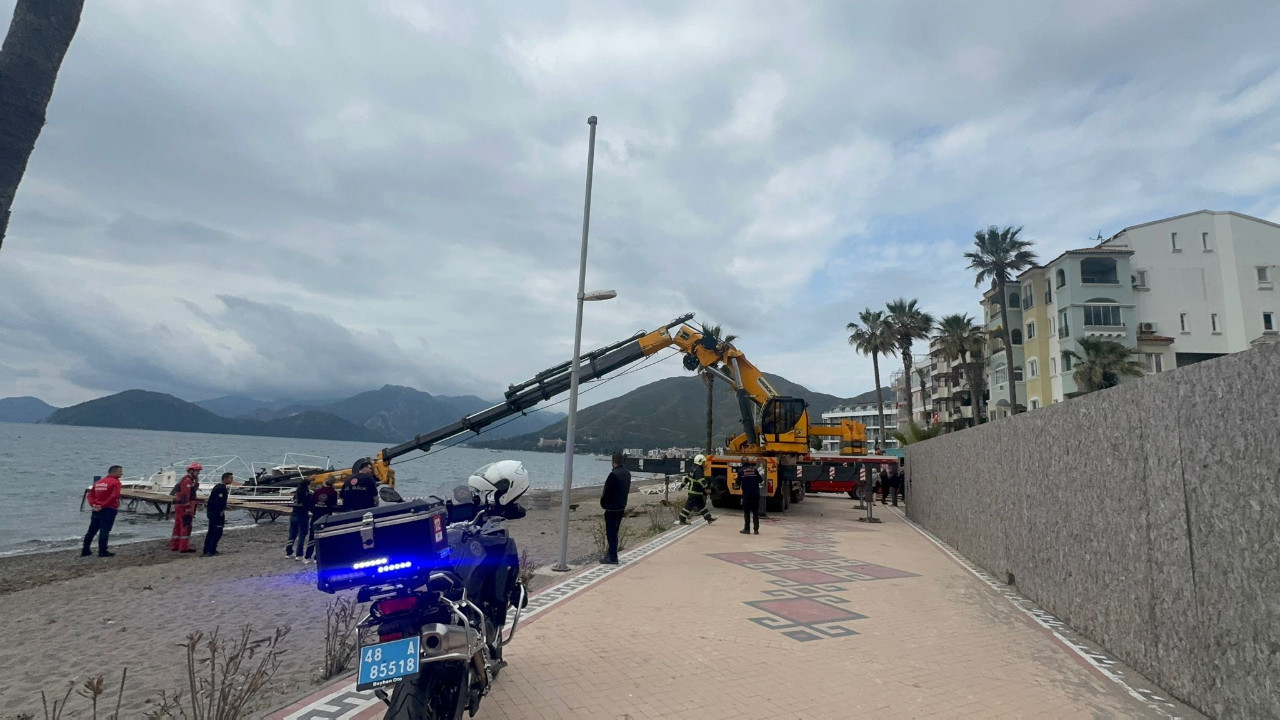 Üzerine vinç parçası düşen genç öldü