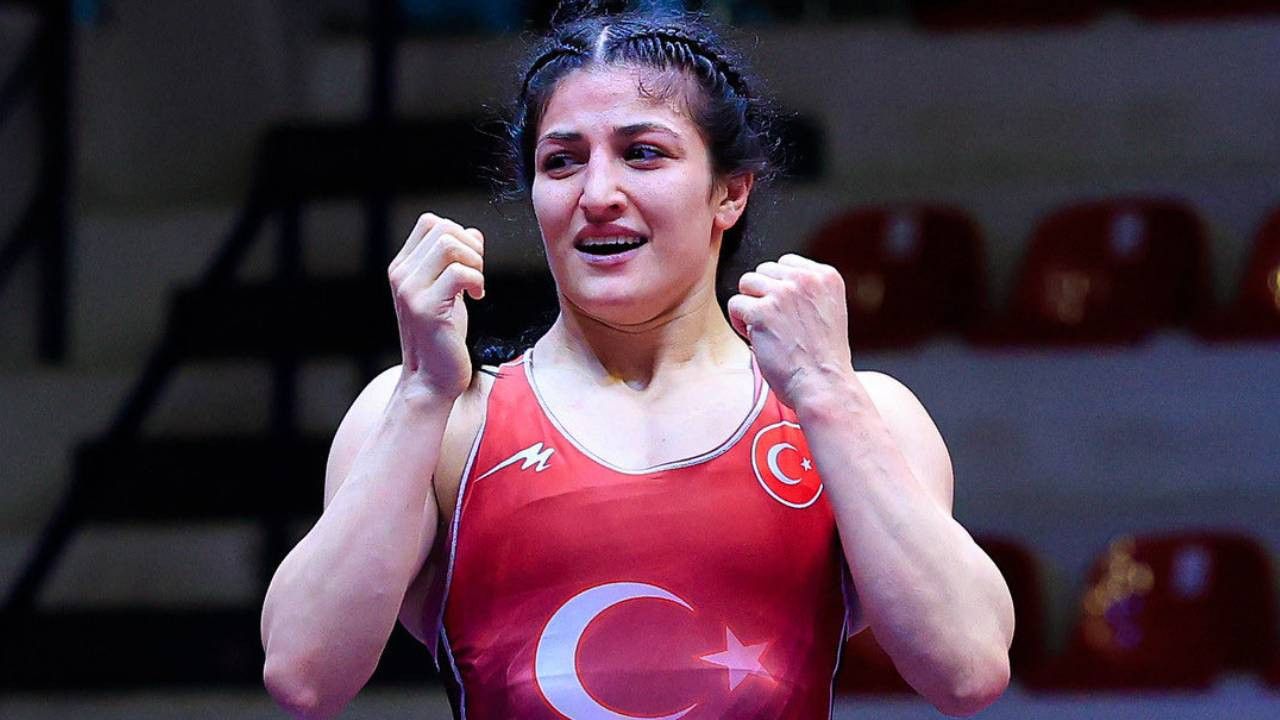 Milli güreşçi Elvira Süleyman Kamaloğlu, gümüş madalya kazandı!