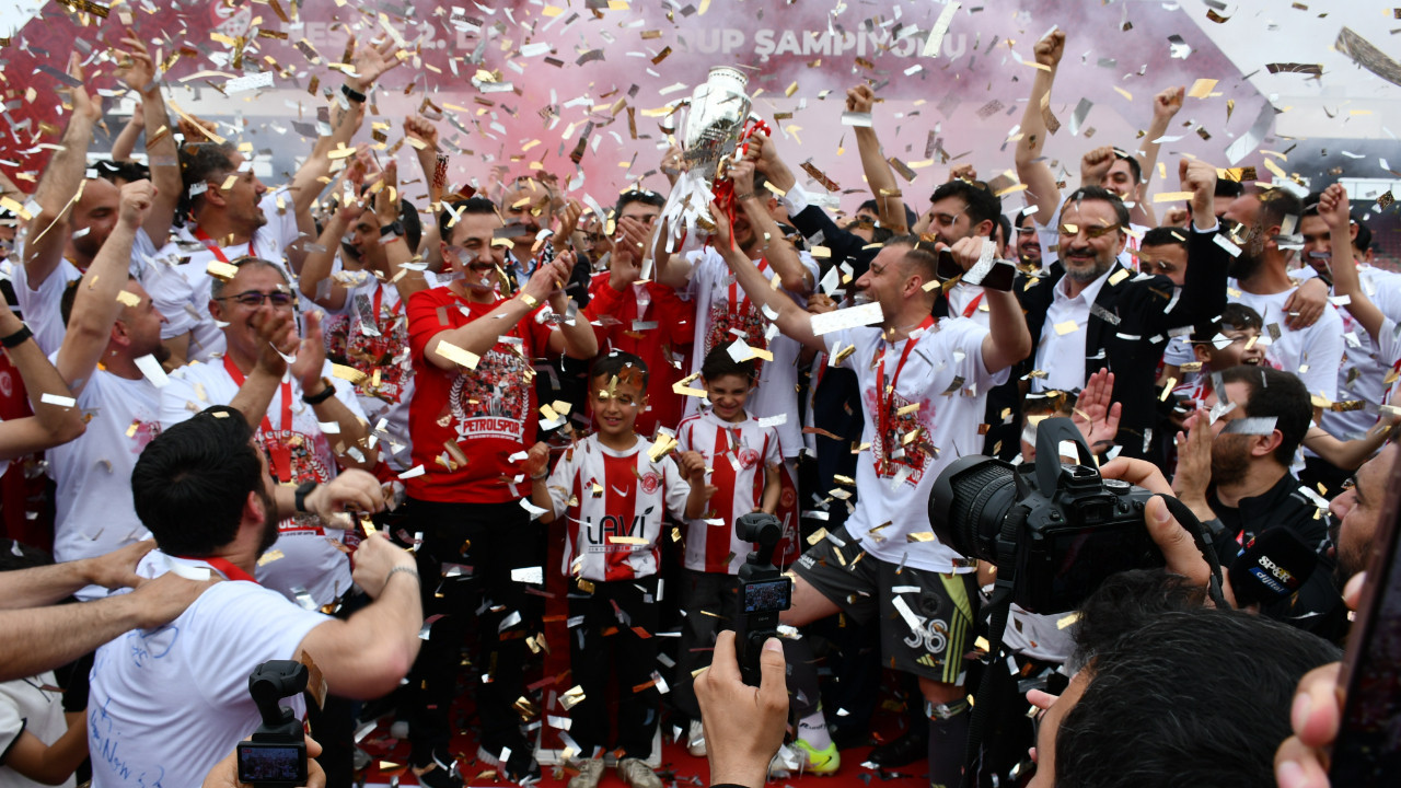 24 yıl sonra 1. Lig'e çıkan Batman Petrolspor, kupasına kavuştu