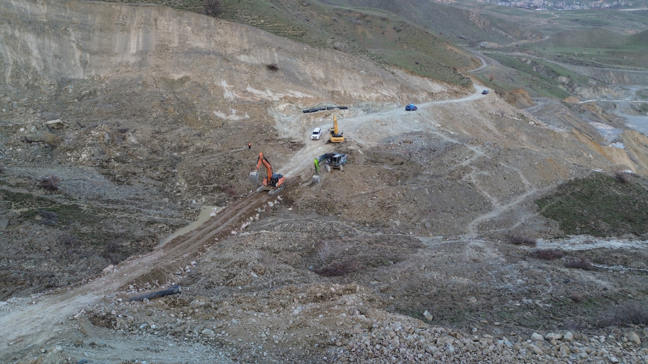 6 gün kapalı kalan Hakkari-Van yolunda kontrollü geçiş başladı