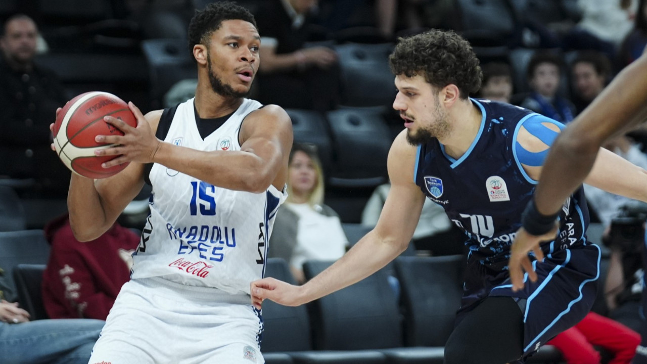 Anadolu Efes'ten evinde Türk Telekom'a 10 sayı fark