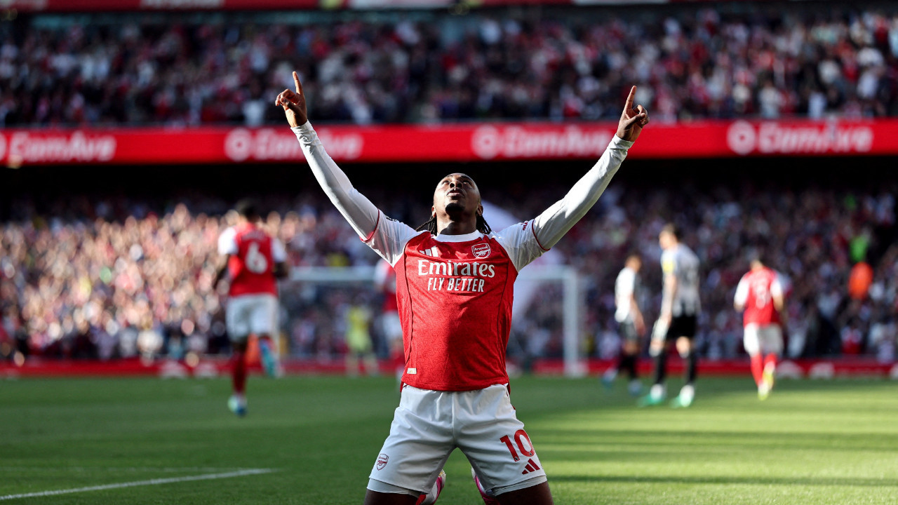 Arsenal, Newcastle karşısında şampiyonluk yarışına Eze ile tutundu