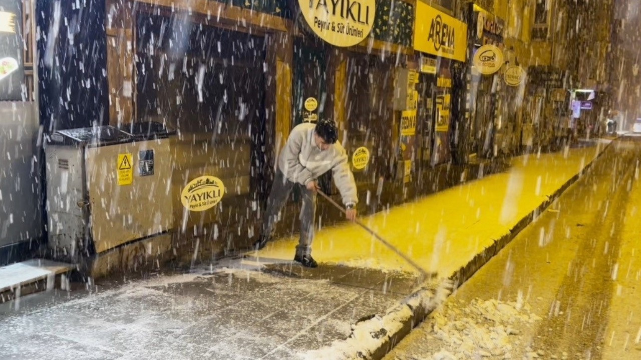 Baharı beklerken kış geri döndü: Kar kalınlığı 15 santimetreyi aştı