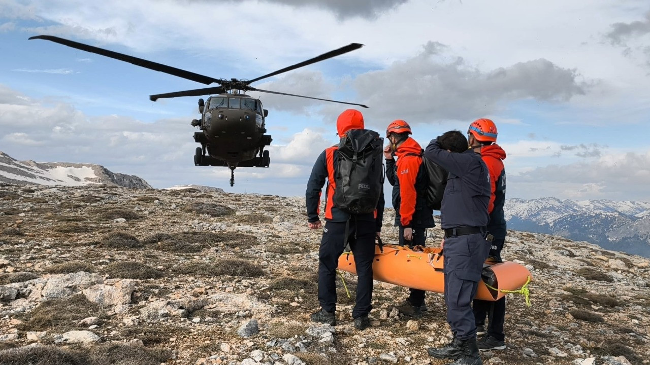 Çiriş toplarken öldü cenazesi helikopterle alındı