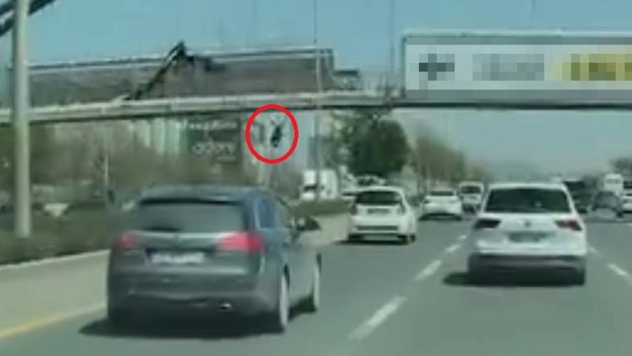 Afiş asarken düştü, otomobilin çarpmasıyla hayatını kaybetti