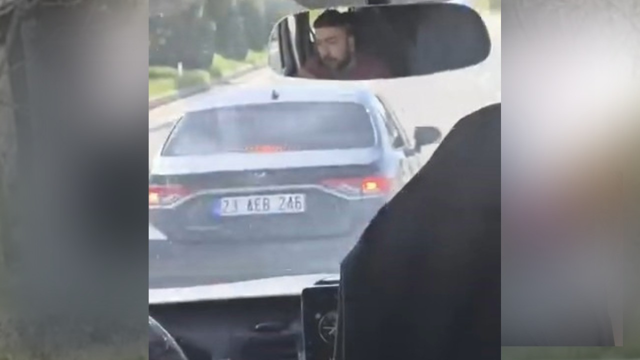 Maganda dehşeti! Otomobiliyle yolcu minibüsünü sıkıştırdı