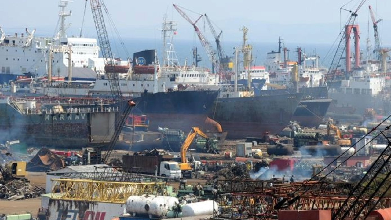 Tersanede üzerine parça düşen 65 yaşındaki işçi hayatını kaybetti