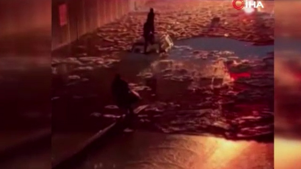 Alt geçit suyla doldu: Mahsur kalanları itfaiye kurtardı