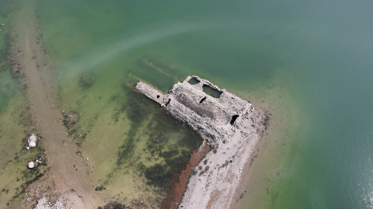Baraj coştu, tarihi han su altında kaldı