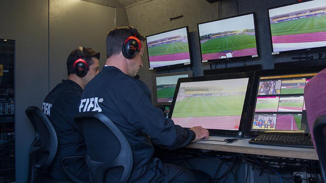 Şampiyonluk derbisinde VAR krizi: Fenerbahçe talep etti, Galatasaray istemedi