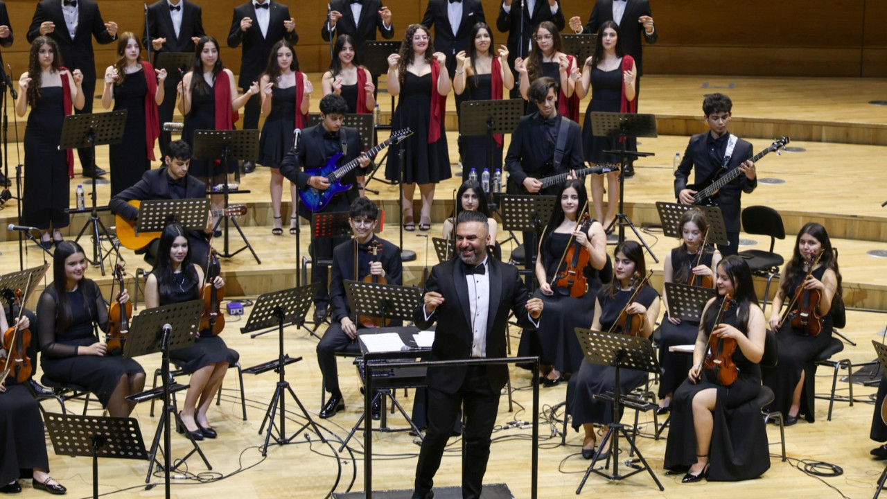 Hataylı depremzede öğrencilerden oluşan umut orkestrası konser verdi