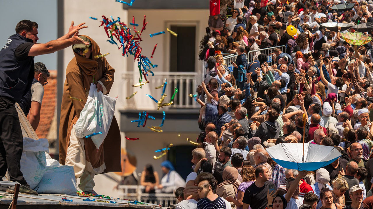Mesir coşkusu izdihama dönüştü! 10 ton macun için on binler birbirine girdi