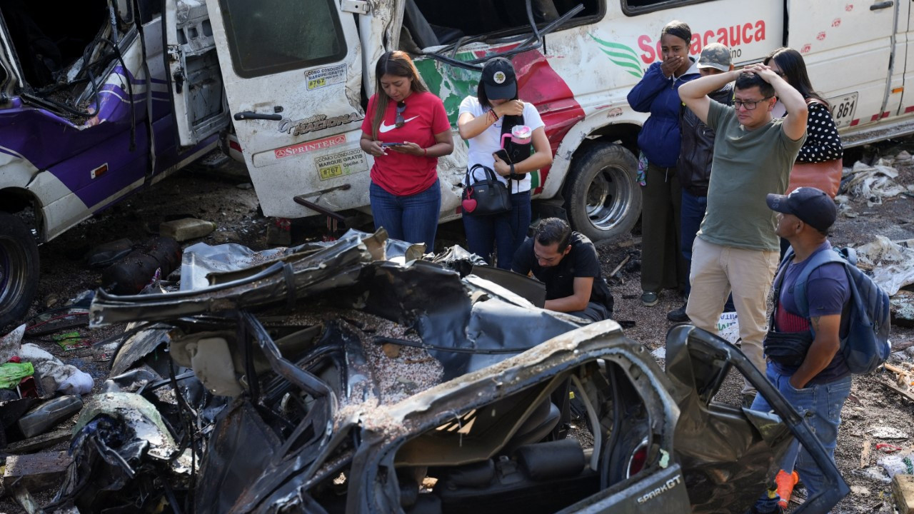 Otoyolda katliam: 19 kişi öldü, çok sayıda yaralı var