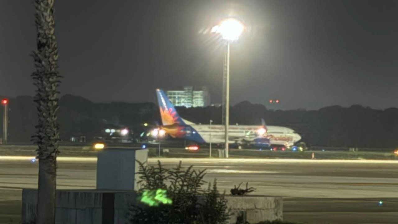 Pilotu rahatsızlanan uçak Antalya’ya acil iniş yaptı