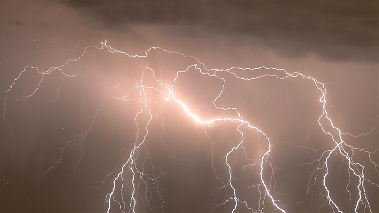 Yıldırımlar 14 kişiyi öldürdü