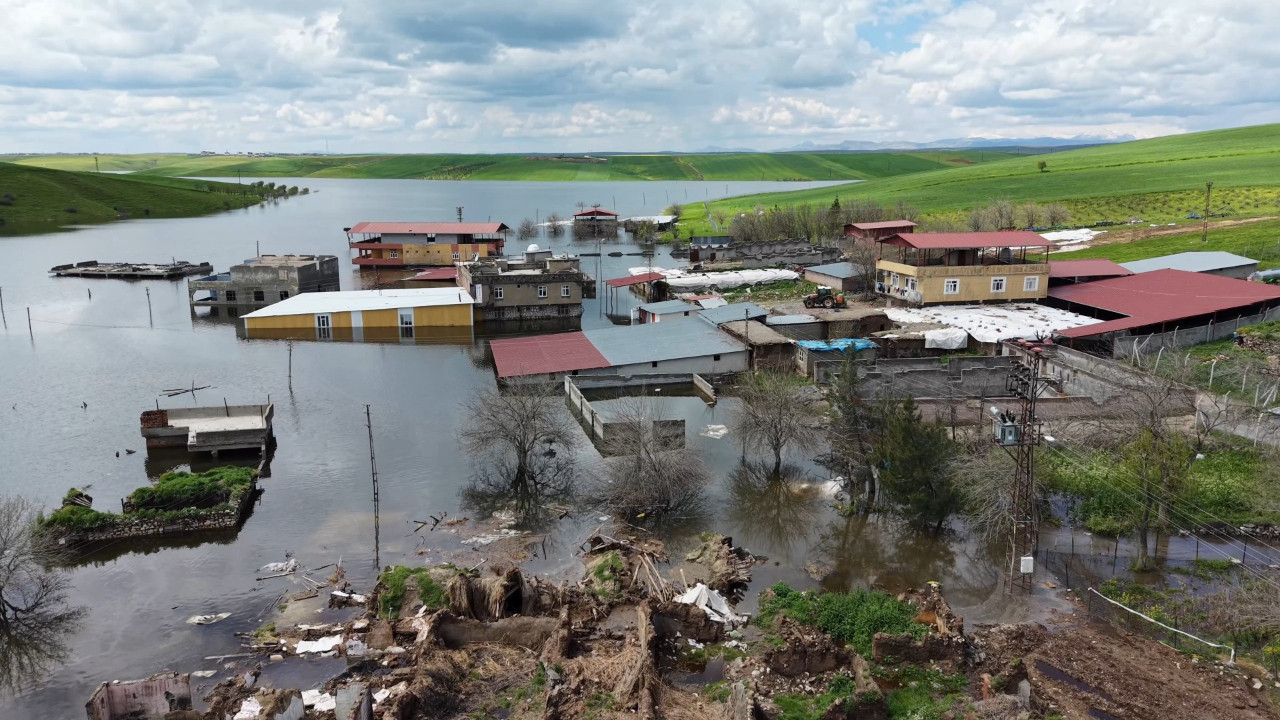 Baraj kapakları açıldı, mahkemelik evler su altına kaldı