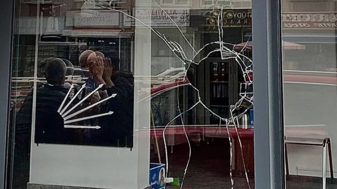 CHP ilçe başkanlığına taşlı saldırı