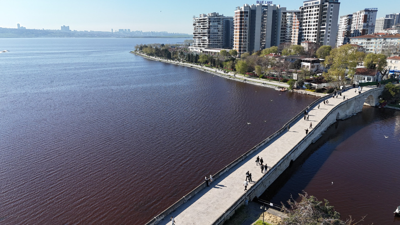 Küçükçekmece Gölü kırmızıya döndü