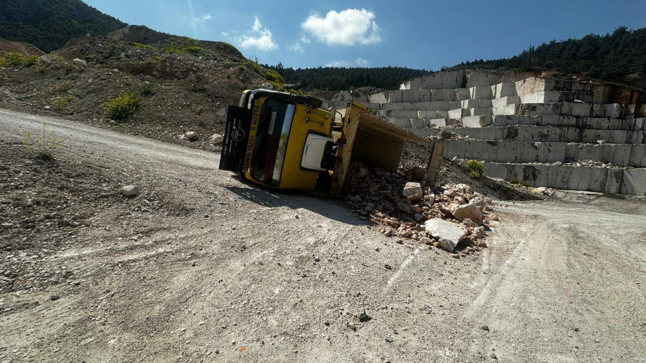 Mermer ocağında kaza: Taş yüklü kamyon yan yattı