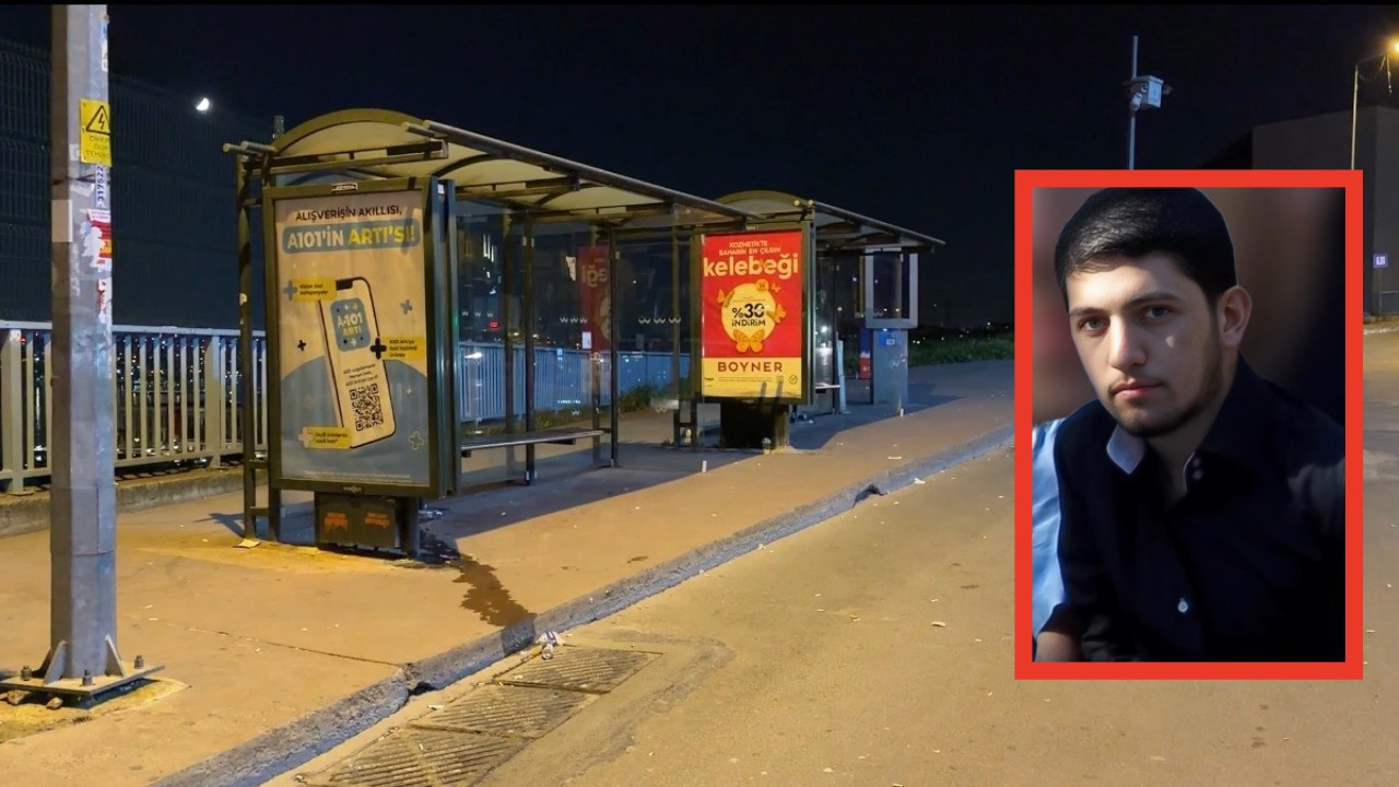 Şişhane’de feci kaza: Otomobilin çarptığı motosiklet durağa daldı, 1 ölü 3 yaralı