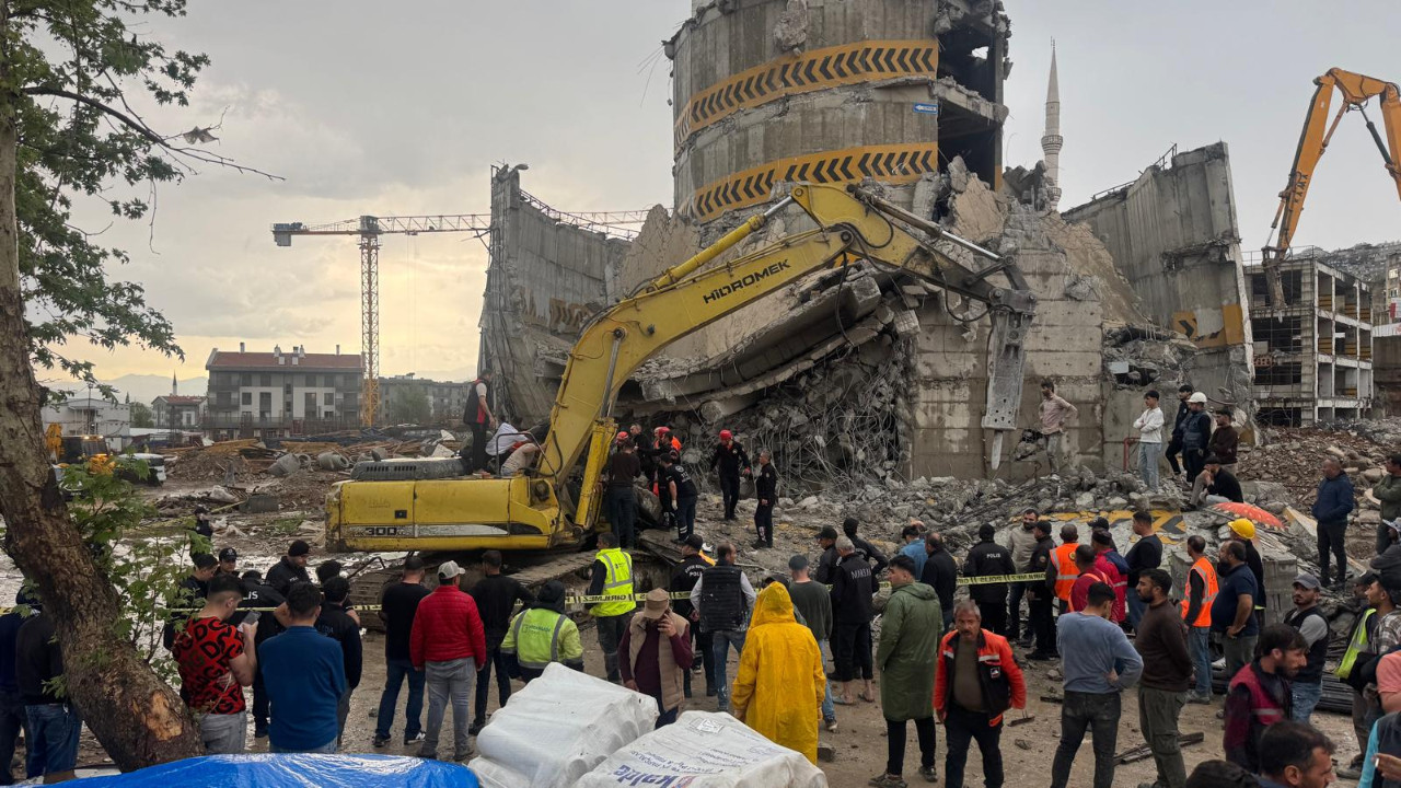 Yıkımda göçük altında kalan işçi kurtarıldı