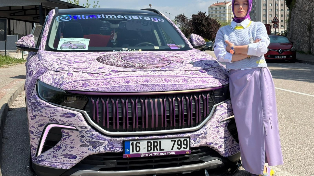 Aracını Türk motifli halıyla kaplattı