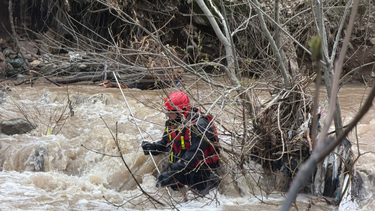 Dereye düşen çocuk için umutlu bekleyiş sürüyor