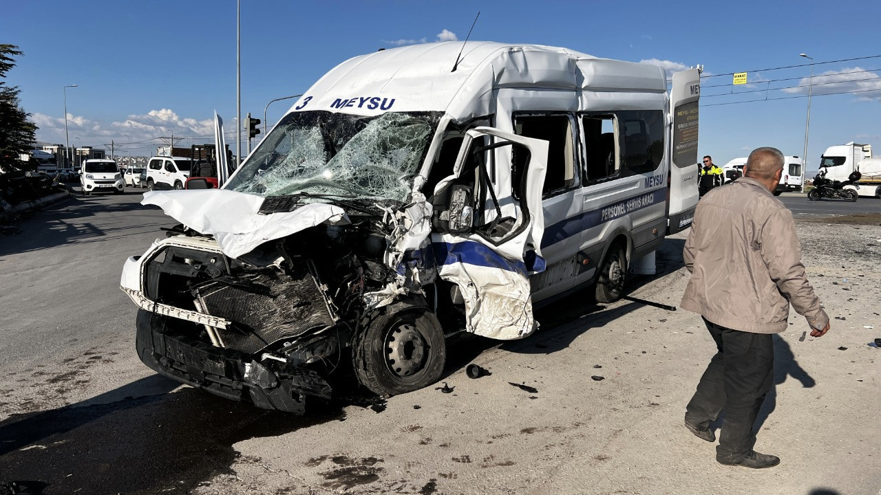 Kayseri’de işçi servis minibüsüyle kamyon çarpıştı: 8 yaralı