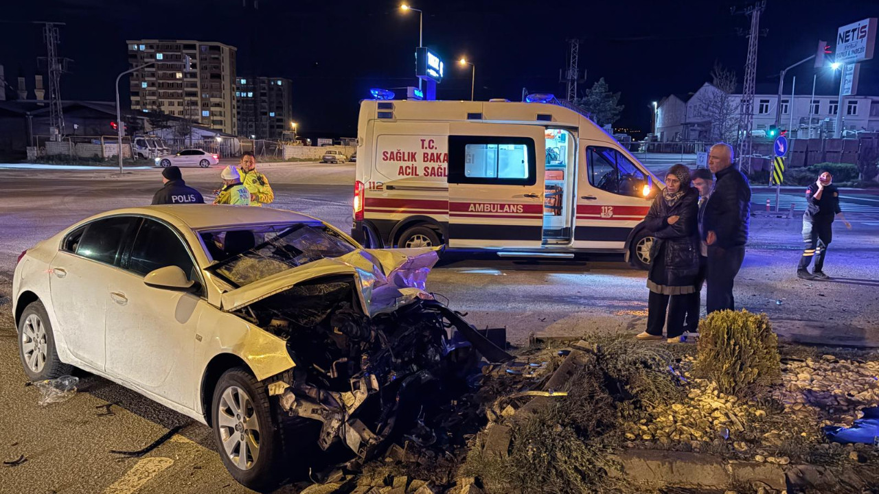 Kayseri’de iki otomobil çarpıştı: 3’ü ağır 4 yaralı