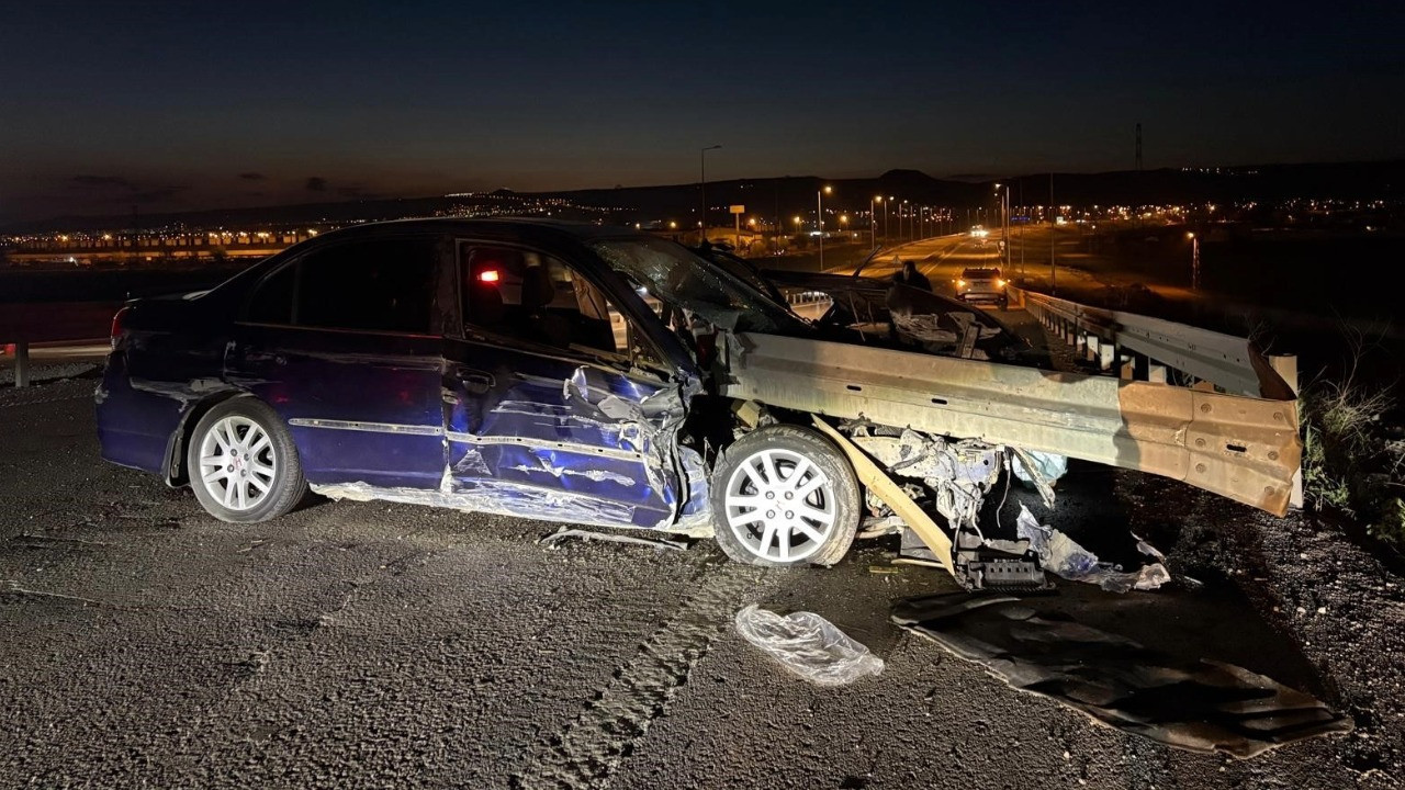 Otomobil bariyerlere ok gibi saplandı