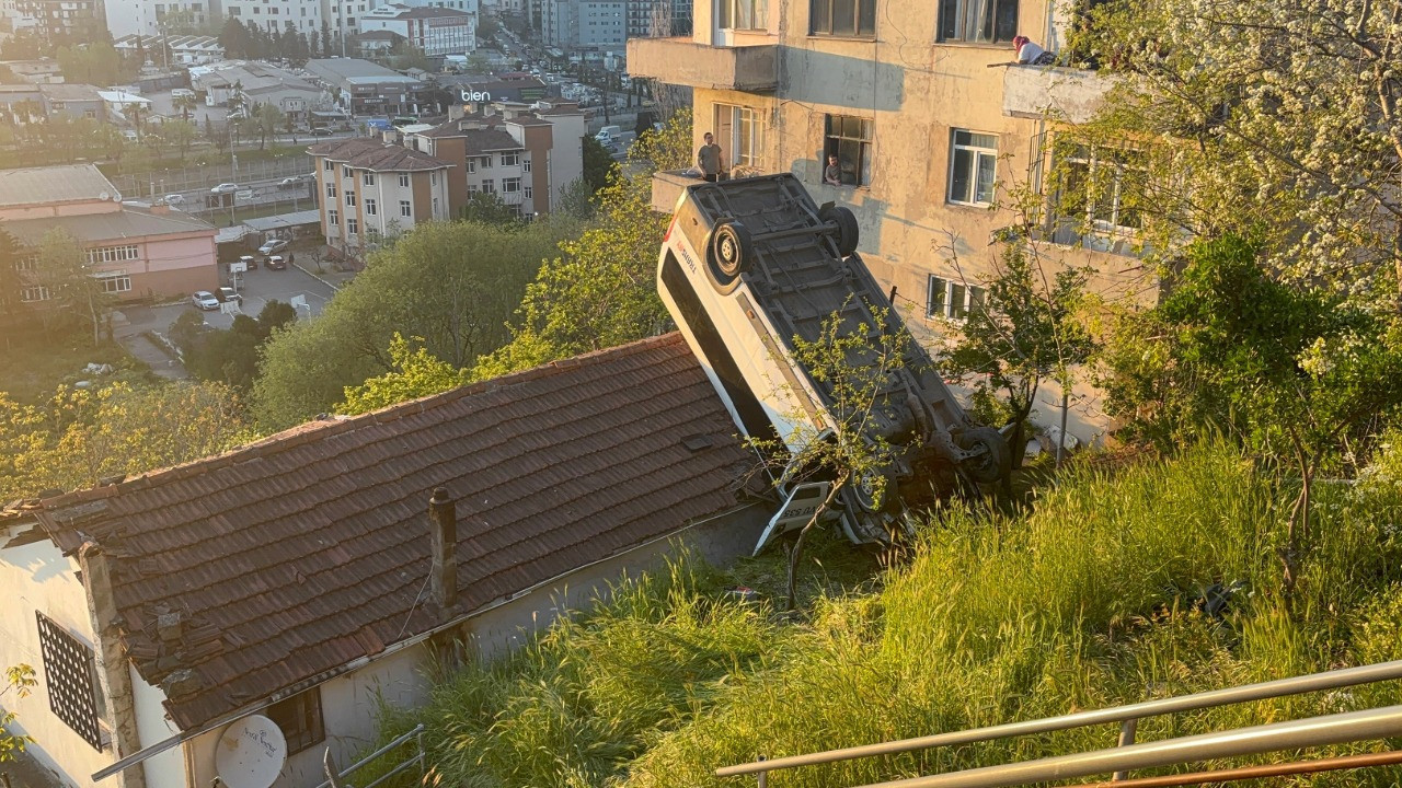 Servis aracı gecekondunun çatısına uçtu