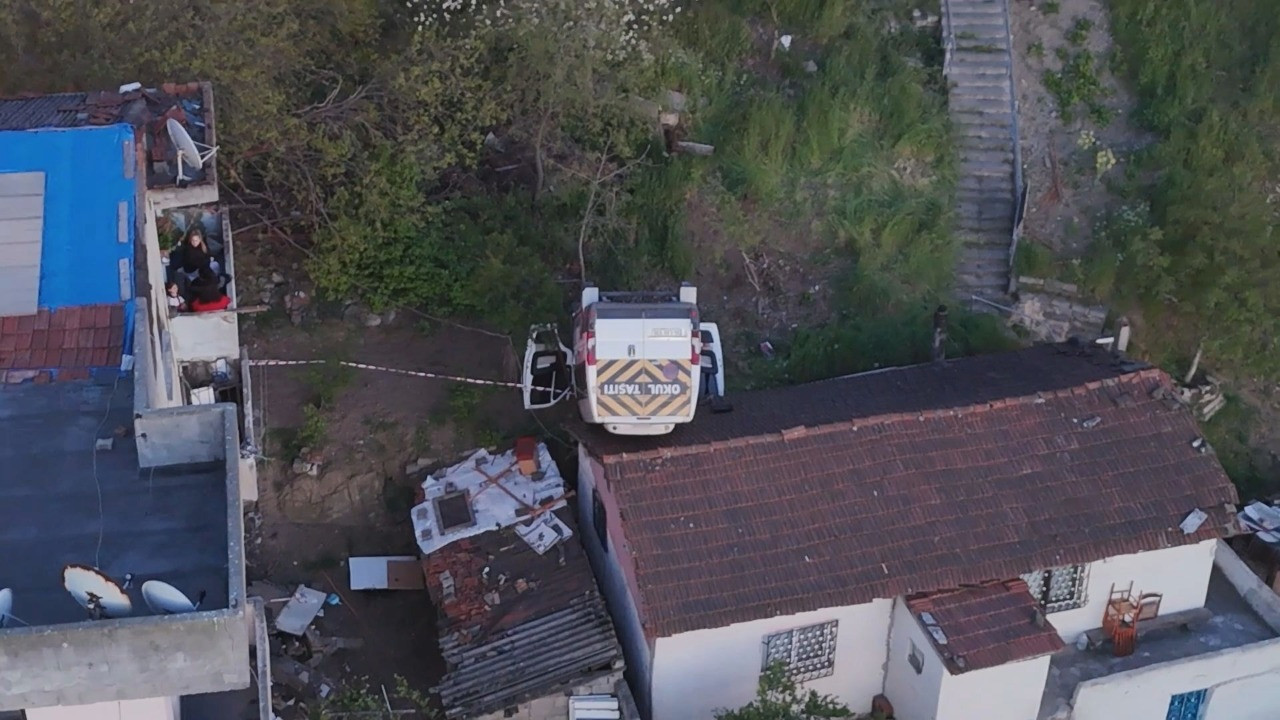 Takla atan okul servisi, evin çatısına düştü